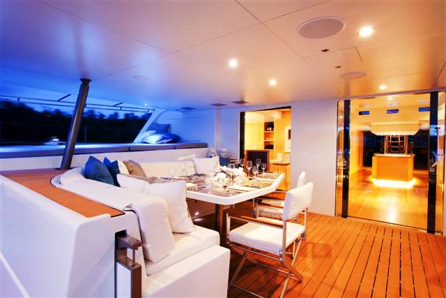 NECKER BELLE -  Aft Deck Dining